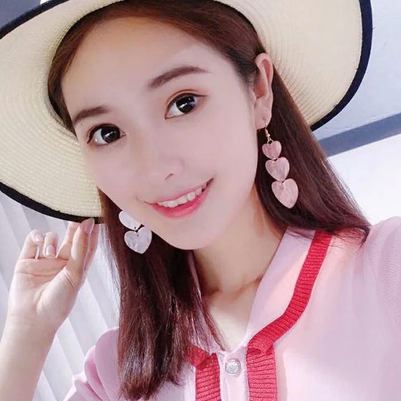 ⭐️Acrylic Pink Heart 💖 Long Earrings - Picture 5 of 5